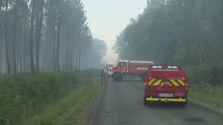 Francii dusí vedro. Na jihu hoří lesy a radnice ruší plánované ohňostroje